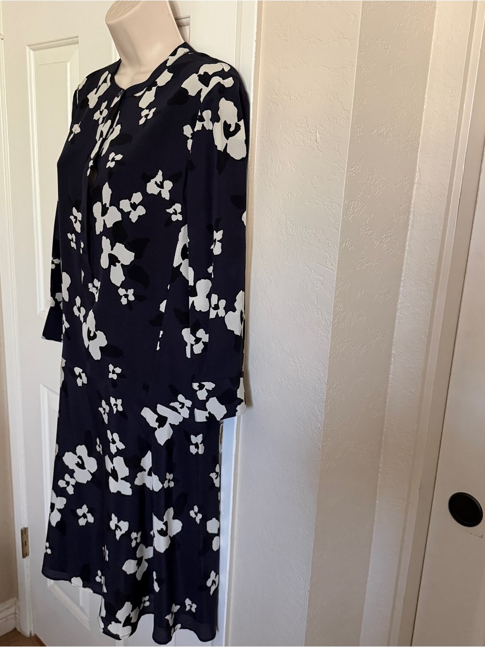NWOT$415 Theory Navy/ivory Carstan Autumn Print Silk dress Size 8 - Picture 4 of 8